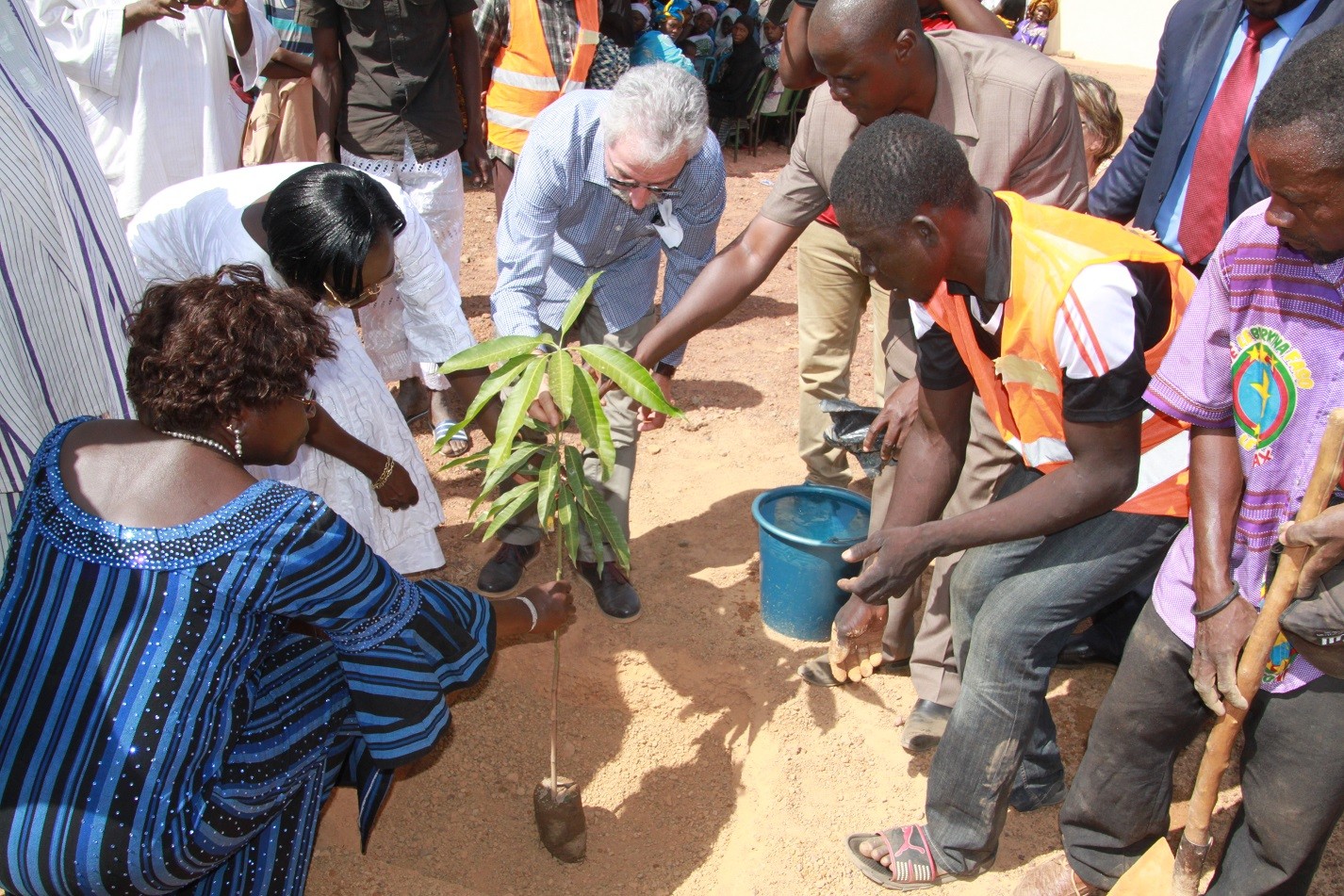 Le Maire, aidé de deux femmes ministres, plante un manguier